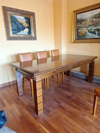 Mesa de comedor de madera y cuero