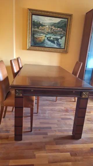 Mesa de comedor de madera y cuero