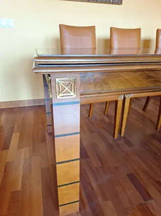 Mesa de comedor de madera y cuero