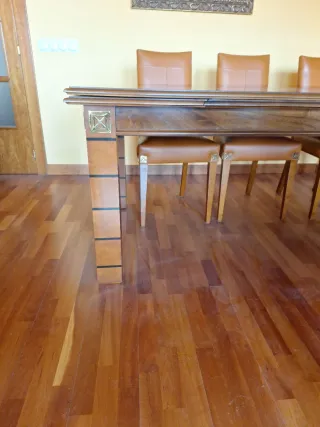 Mesa de comedor de madera y cuero