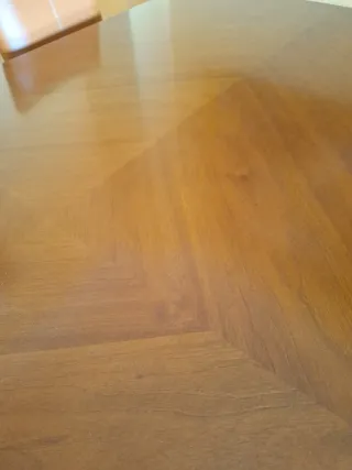 Mesa de comedor de madera y cuero