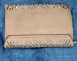Bolso de mano beige con diseño calado