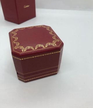 Caja de anillo Cartier para compromiso
