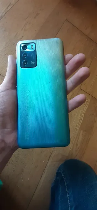 Móvil ZTE A7404 Pantalla Rota pero funciona