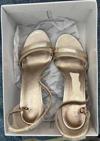 Sandalias de tacón doradas Catwalk