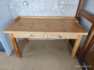 Mesa de madera con cajones