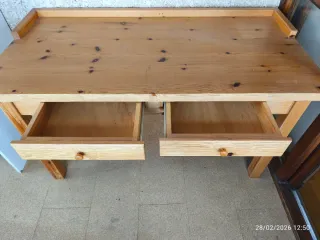 Mesa de madera con cajones