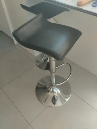 Banqueta Cocina Negra y Plateada. 25 cada una.