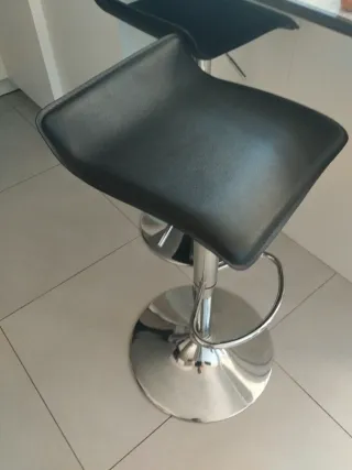 Banqueta Cocina Negra y Plateada. 25 cada una.