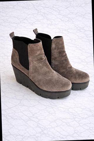 Botines chelsea de ante gris topo con cuña y...