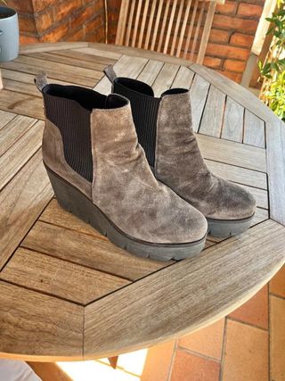 Botines chelsea de ante gris topo con cuña y...