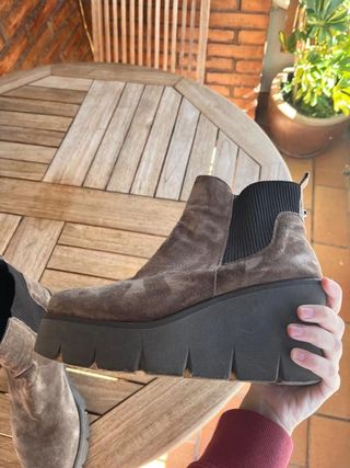 Botines chelsea de ante gris topo con cuña y...