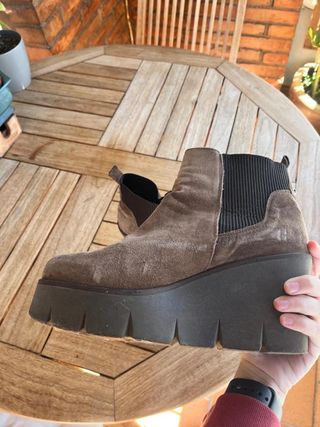 Botines chelsea de ante gris topo con cuña y...