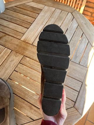 Botines chelsea de ante gris topo con cuña y...