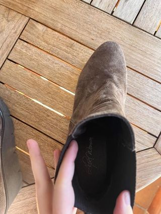 Botines chelsea de ante gris topo con cuña y...