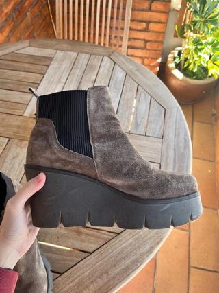 Botines chelsea de ante gris topo con cuña y...