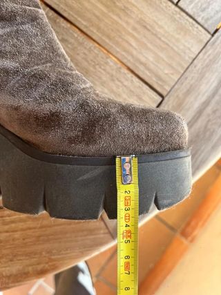 Botines chelsea de ante gris topo con cuña y...