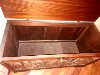 Baúl de madera con motivos románicos