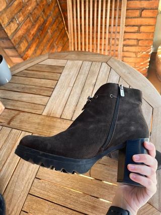 Botines RIVA de ante gris topo con tacón...