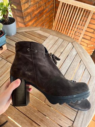 Botines RIVA de ante gris topo con tacón...