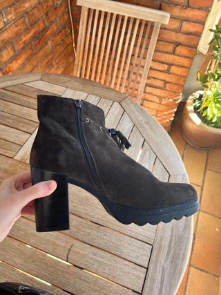 Botines RIVA de ante gris topo con tacón...