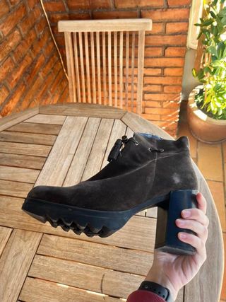 Botines RIVA de ante gris topo con tacón...