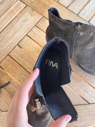 Botines RIVA de ante gris topo con tacón...