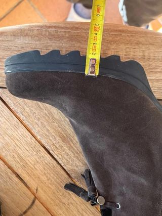 Botines RIVA de ante gris topo con tacón...