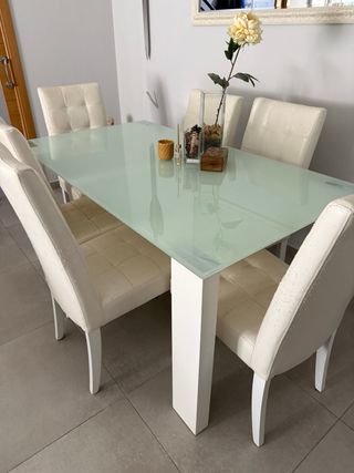 Mesa Oslo de cristal blanco transparente.