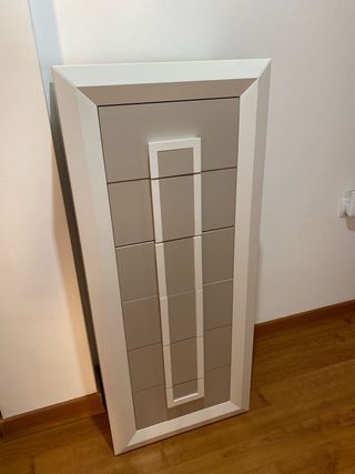 Mueble cajonera beige y blanco