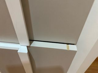 Mueble cajonera beige y blanco