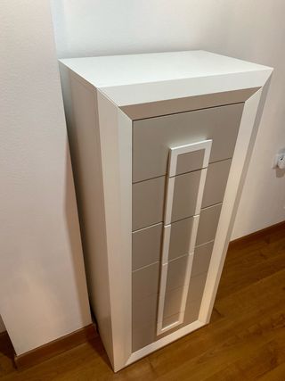 Mueble cajonera beige y blanco