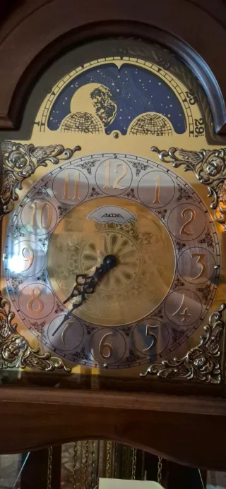 Reloj de pie con vitrinas, cajón y luz