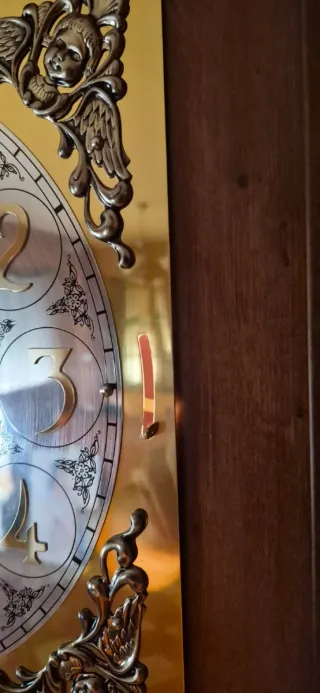 Reloj de pie con vitrinas, cajón y luz