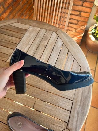 Salones GADEA de charol azul marino con tacón...