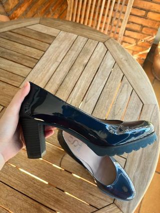 Salones GADEA de charol azul marino con tacón...