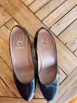 Salones GADEA de charol azul marino con tacón...