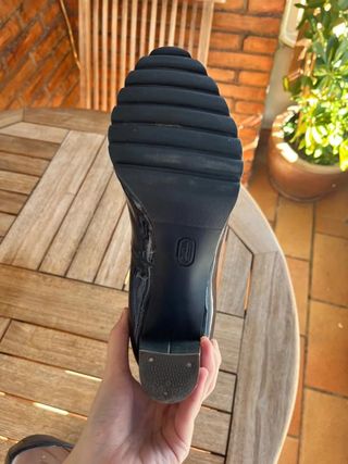 Salones GADEA de charol azul marino con tacón...