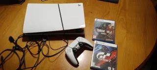 PS5 Blanca + 2 Juegos: Resident Evil 4 y GT7