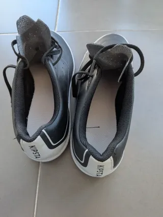 Zapatillas fútbol sala Kipsta negras y blancas