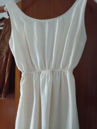 Blusa marrón y vestido blanco
