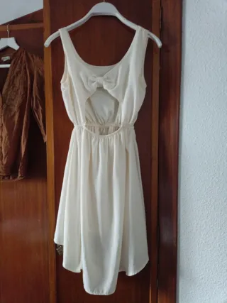 Blusa marrón y vestido blanco
