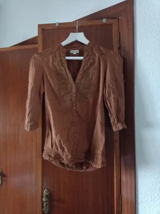 Blusa marrón y vestido blanco