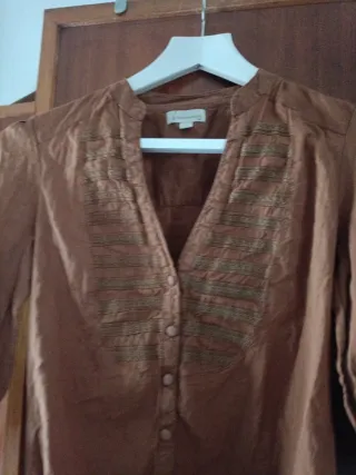 Blusa marrón y vestido blanco