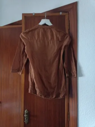 Blusa marrón y vestido blanco