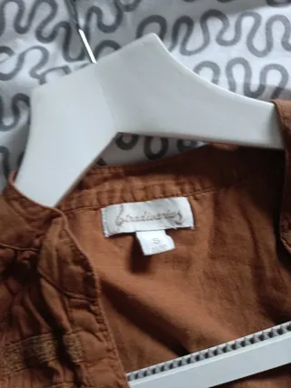 Blusa marrón y vestido blanco