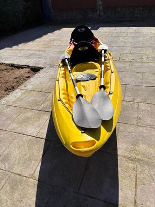 Kayak rígido amarillo y rojo