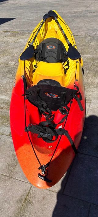 Kayak rígido amarillo y rojo