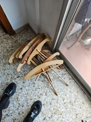 Perchas antiguas madera espada