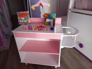 Cambiador de juguete rosa y blanco